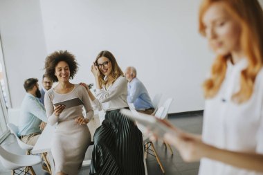 Tipik iş günü çok ırklı grup birlikte çalışan iş adamları ile modern bir şirkette