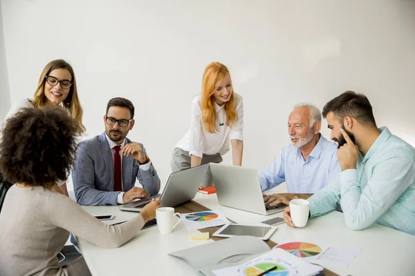 Office proje üzerinde çok ırklı iş adamları