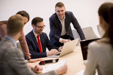 İş adamları modern ofis toplantısı sırasında beyin fırtınası