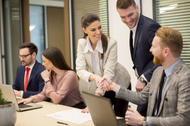 İş ortakları manzaraya analiz modern ofis iş sonuçlarında