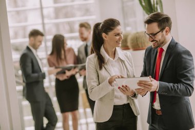 Gülümseyen iş modern Office dijital tablet ile çalışma