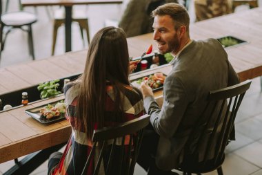 Modern restoranda öğle yemeği genç sevgi dolu Çift