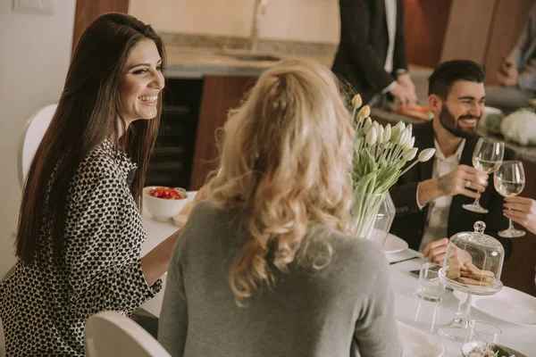 Gruppo Giovani Amici Che Cenano Casa Brindano Con Vino Bianco — Foto Stock