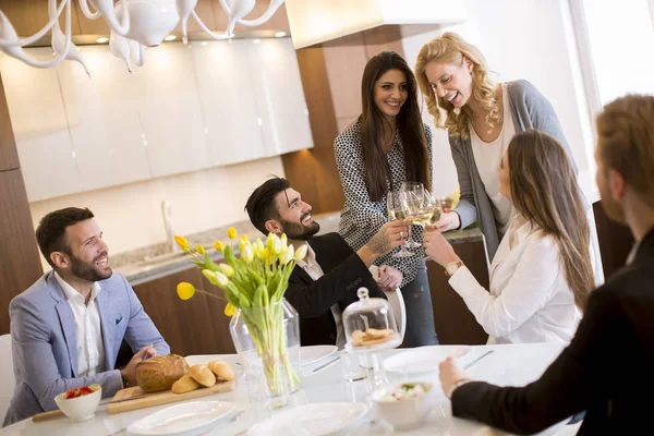 Grupo Jovens Amigos Jantando Casa Brindando Com Vinho Branco — Fotografia de Stock