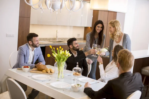 Grupo Jovens Amigos Jantando Casa Brindando Com Vinho Branco — Fotografia de Stock