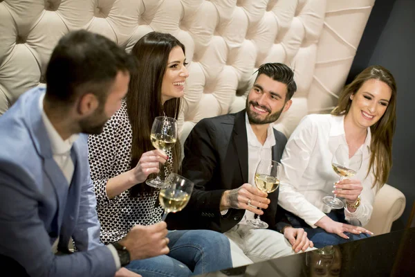 Grupo Jovens Comemorando Brindando Com Vinho Branco — Fotografia de Stock