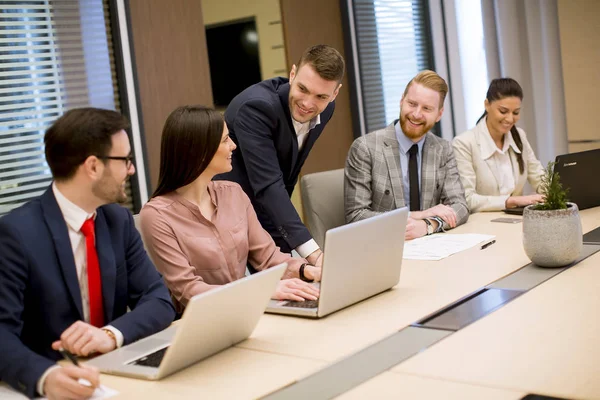 Brainstorming Von Geschäftsleuten Modernen Büro Während Der Konferenz — Stockfoto