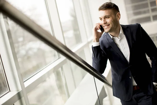 Przystojny Biznesmen Klasycznym Garniturze Rozmowy Telefon Komórkowy Uśmiechając Się Stojąc — Zdjęcie stockowe