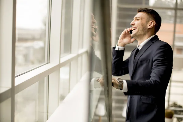 Bonito Homem Negócios Terno Clássico Falando Telefone Celular Sorrindo Enquanto — Fotografia de Stock