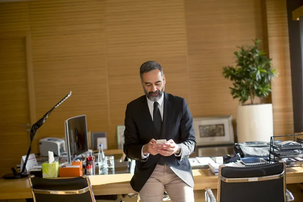 Портрет Старшего Бородатого Бизнесмена Использованием Мобильного Телефона Современном Офисе — стоковое фото