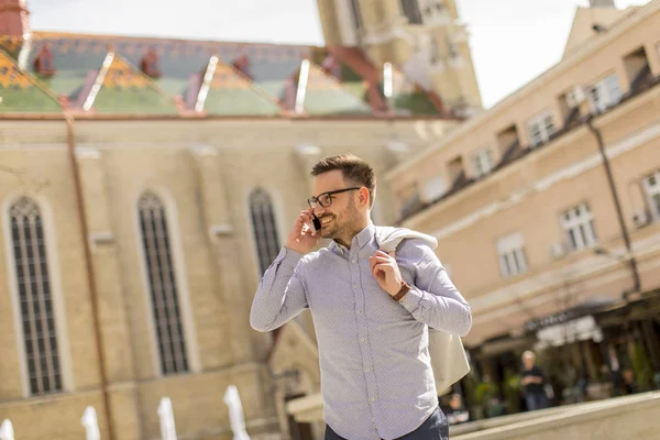 Fröhlicher Junger Mann Nutzt Handy Bei Sonnigem Wetter Der Stadt — Stockfoto