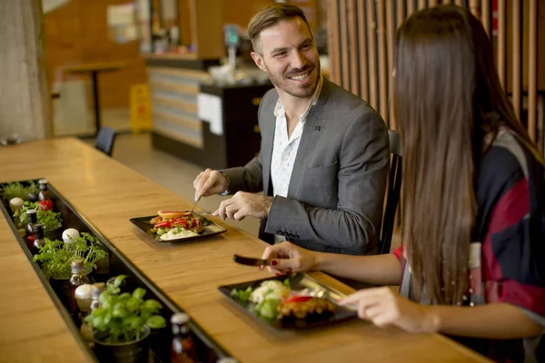 Giovane Coppia Amorevole Pranzare Nel Ristorante Moderno — Foto Stock