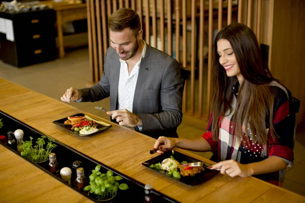 Pareja Joven Amante Almorzando Restaurante Moderno — Foto de Stock
