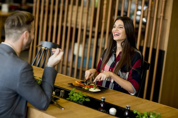 Modern Restoranda Öğle Yemeği Genç Sevgi Dolu Çift — Stok fotoğraf