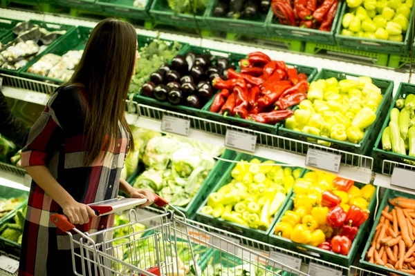 Giovane Donna Che Compra Verdure Supermercato — Foto Stock