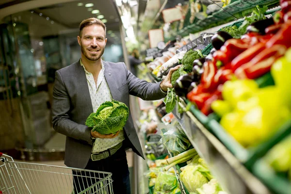 Jeune Homme Achetant Des Légumes Supermarché — Photo