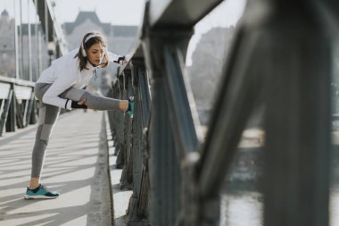 Genç sporcumuz uzanan ve açık çalıştırılmaya hazırlanıyor