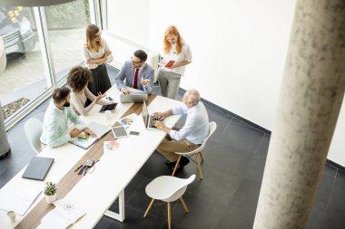 Ofiste çalışan iş adamları, üstten görünüm