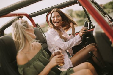 Eğlenceli bir Cabrio araba çekici genç kadın