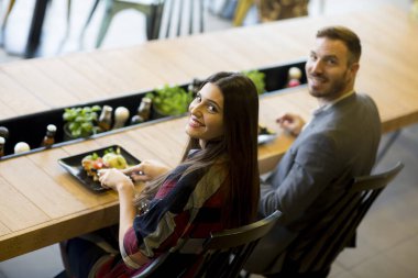 Modern restoranda öğle yemeği genç sevgi dolu Çift