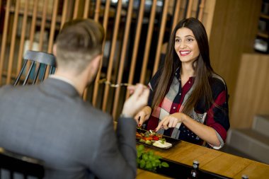 Modern restoranda öğle yemeği genç sevgi dolu Çift