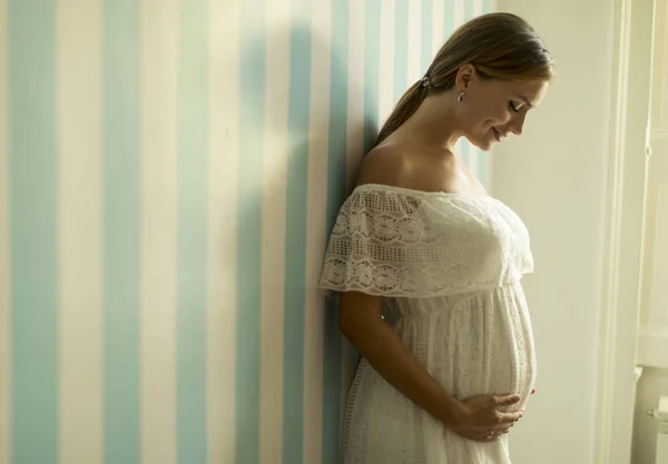 Jolie Jeune Femme Enceinte Debout Près Mur Dans Chambre — Photo