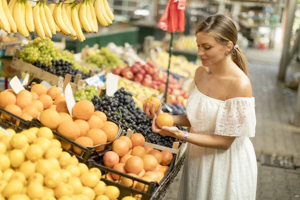 Genç Güzel Kadın Piyasada Taze Meyve Satın Alma — Stok fotoğraf