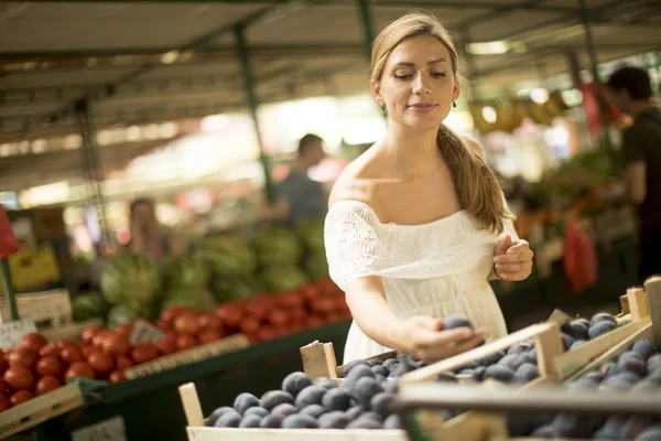 Mooie Jonge Vrouw Die Het Kopen Van Vers Fruit Markt — Stockfoto