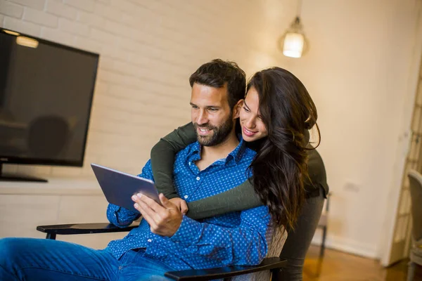 Portrait Jeune Couple Assis Dans Salon Utilisant Une Tablette Numérique — Photo