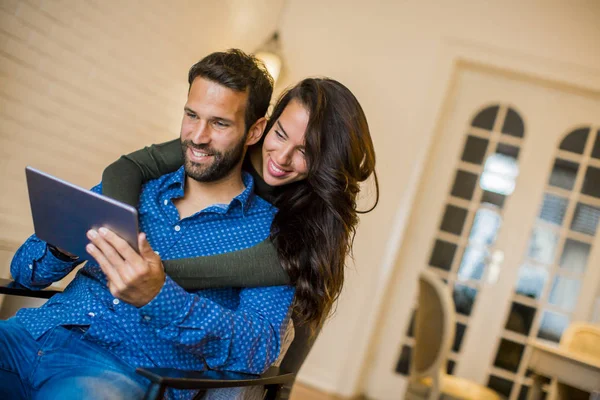 Portrait Young Couple Sitting Living Room Using Digital Tablet — Stock Photo, Image