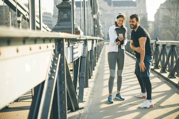 Genç yakışıklı çift eğitim kentsel çevre güneşli gün var