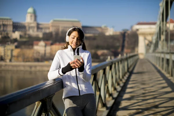Ung Idrottare Kvinna Med Mobiltelefon Bridhe Budapest Ungern — Stockfoto