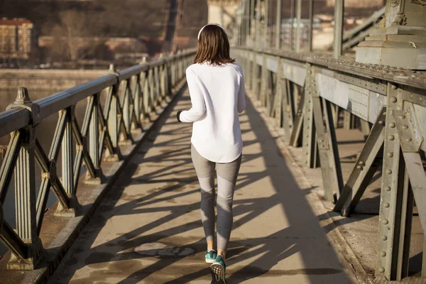 Vista Posteriore Giovane Donna Che Corre Nella Città — Foto Stock