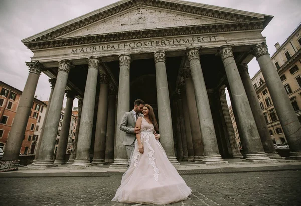 Güzel genç düğün çift tarafından Panteon Roma, İtalya