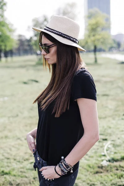 Mujer Joven Con Estilo Parque Día Verano —  Fotos de Stock