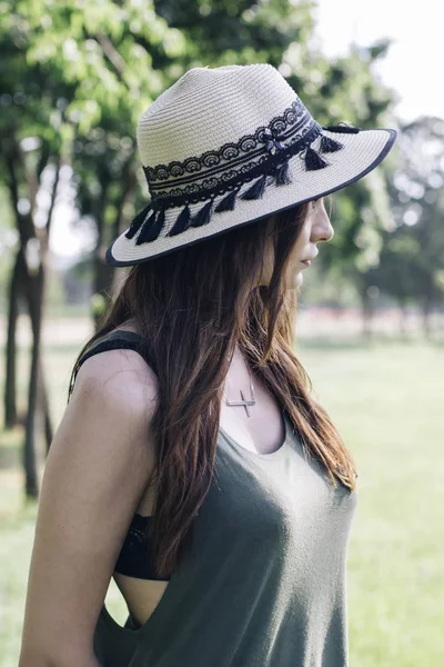 夏の日の公園で若い女性のスタイリッシュです — ストック写真
