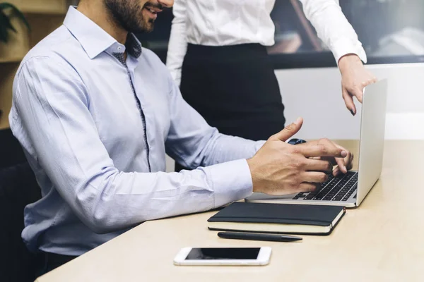 Jonge Zakenman Zitten Werken Laptop Moderne Kantoor Terwijl Zakenvrouw Permanent — Stockfoto