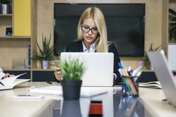 Csinos Fiatal Szőke Dolgozik Irodában Laptop — Stock Fotó