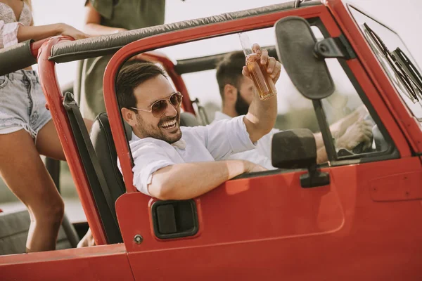 Grupo Jóvenes Felices Disfrutando Viaje Por Carretera Rojo Convertible Sonriente — Foto de Stock