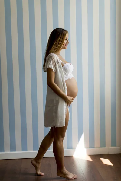 Hübsche Junge Schwangere Frau Die Zimmer Der Wand Vorbeiläuft — Stockfoto