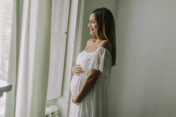 Mujer Embarazada Bastante Joven Pie Junto Ventana — Foto de Stock