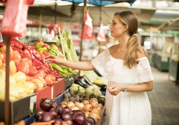Mooie Jonge Vrouw Die Het Kopen Van Vers Fruit Markt — Stockfoto