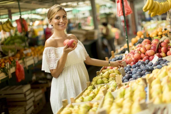 Bella Giovane Donna Che Compra Frutta Fresca Sul Mercato — Foto Stock