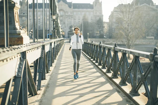 Vista Una Giovane Donna Che Corre Città — Foto Stock