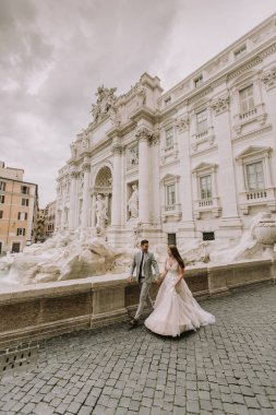 Sadece gelin ve damadın önünde Trevi Çeşmesi (Fontana di Trevi), Roma, İtalya, poz evli