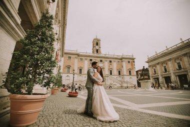 Genç düğün çift üzerinde Capitoline Tepesi Roma, İtalya