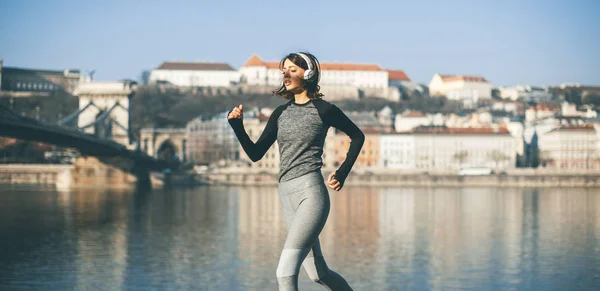 Kadında Danube Nehri Mesire Budapeşte Macaristan Için Çalışan Spor Giyim — Stok fotoğraf