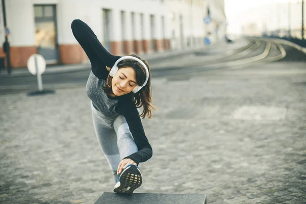 Jonge Vrouw Praktijken Stretching Het Joggen Buiten Bekijken — Stockfoto