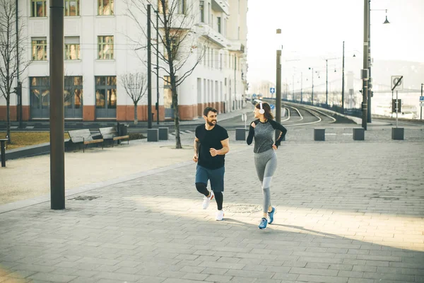 Здорова Молода Пара Біжить Місті Міським Пейзажем Задньому Плані — стокове фото