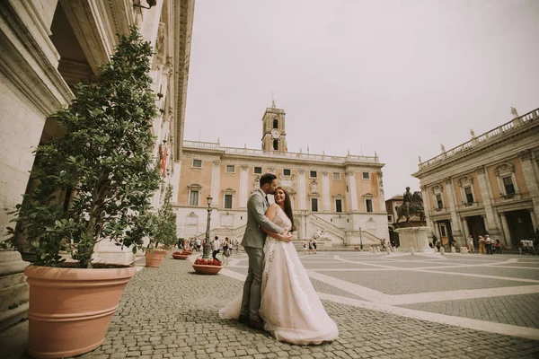 Genç düğün çift üzerinde Capitoline Tepesi Roma, İtalya
